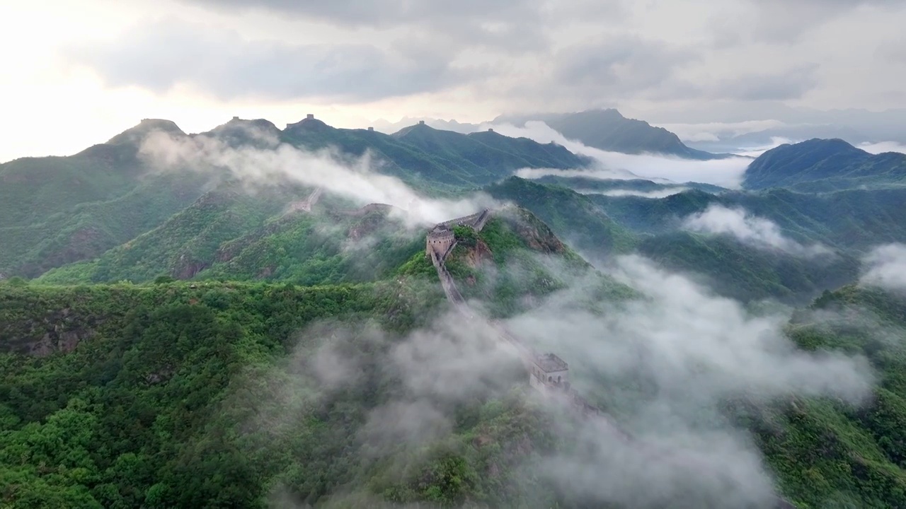 云海之中的金山岭万里长城风景航拍视频素材