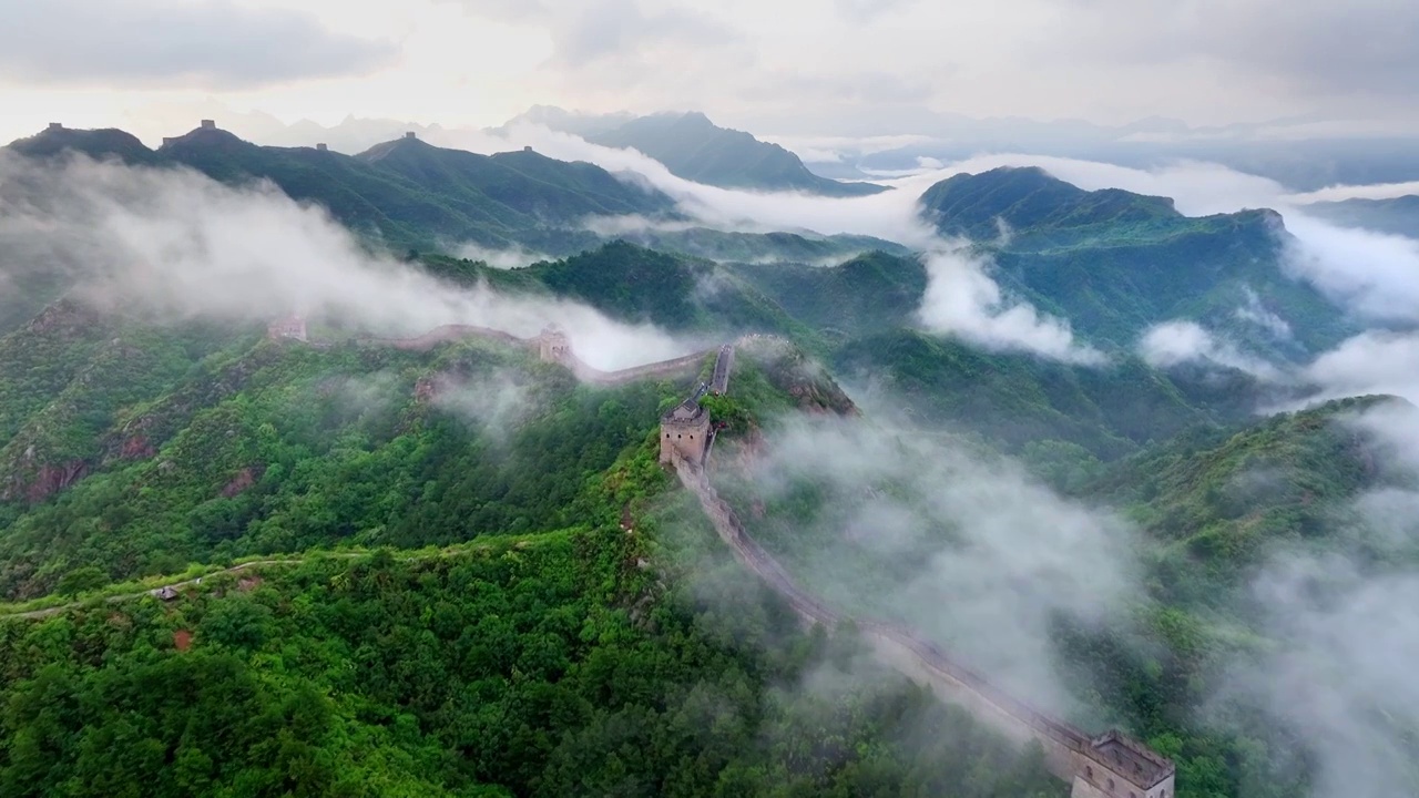 云海之中的金山岭万里长城风景航拍视频素材