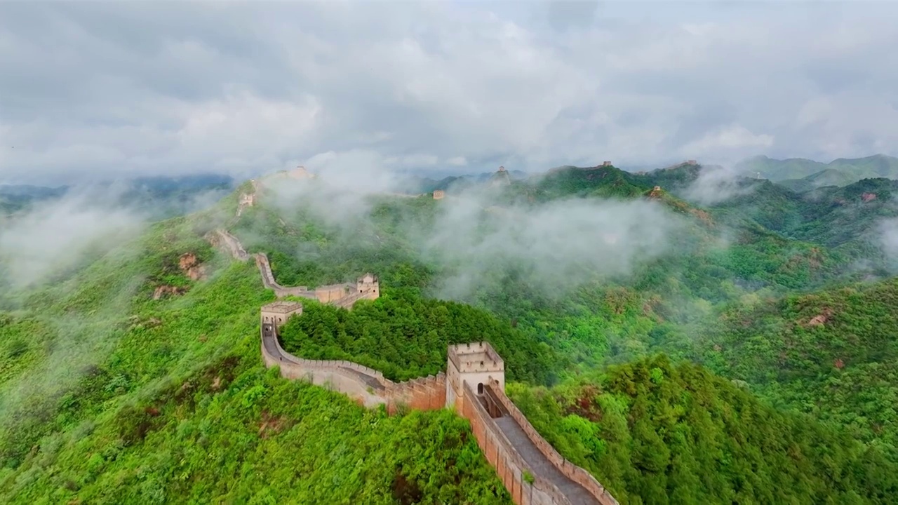 云海之中的金山岭万里长城风景航拍视频素材