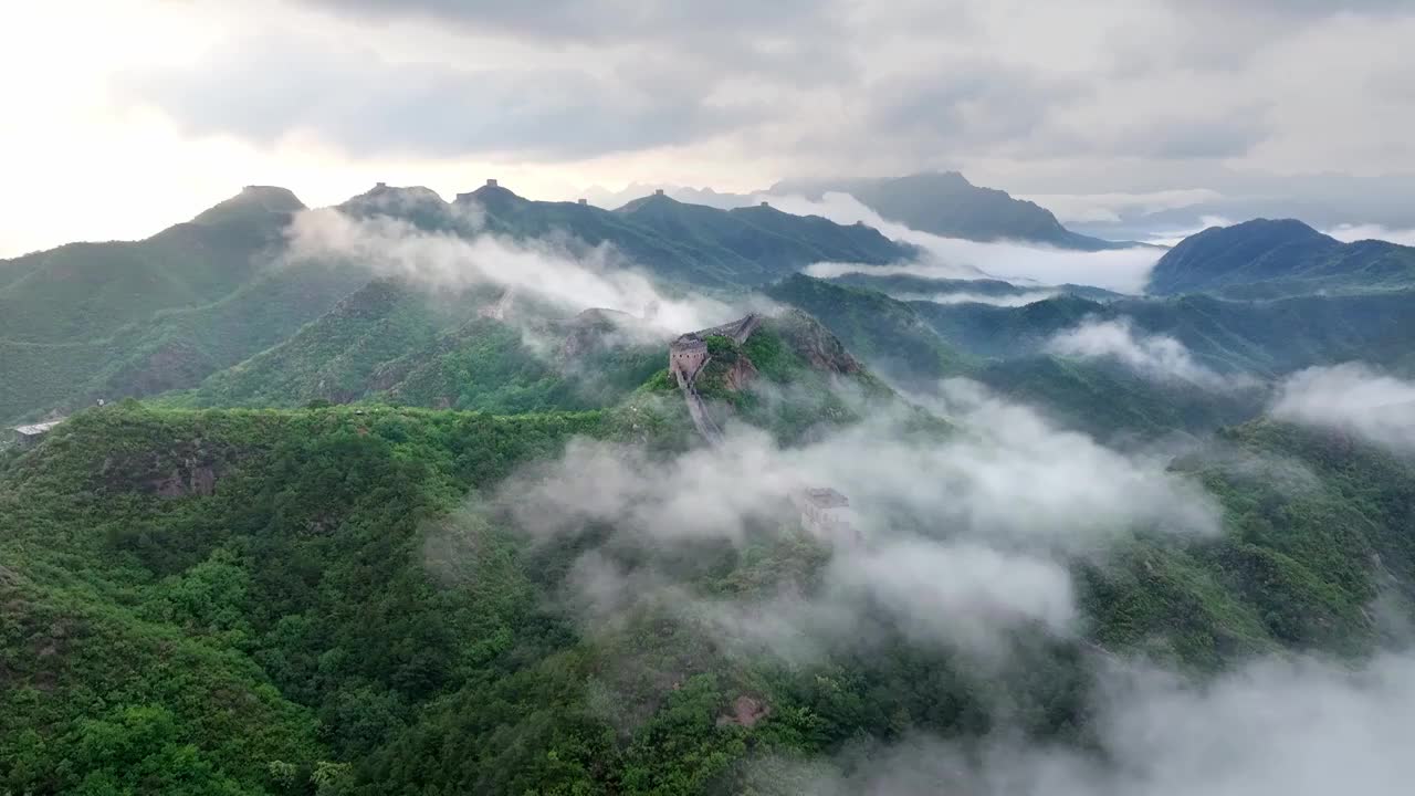 云海之中的万里长城风景航拍视频素材