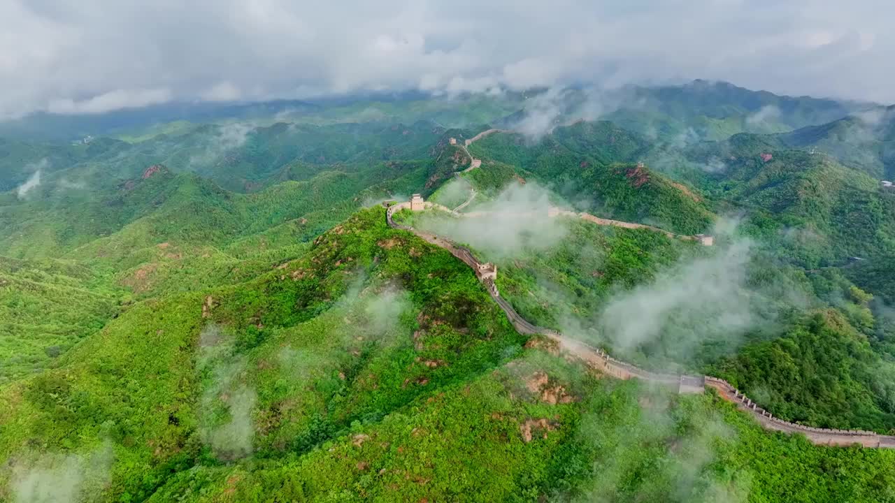 云海之中的万里长城风景航拍视频素材