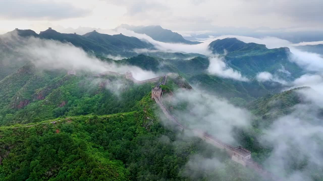 云海之中的万里长城风景航拍视频素材