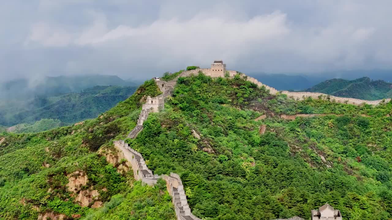 云海之中的万里长城风景航拍视频素材