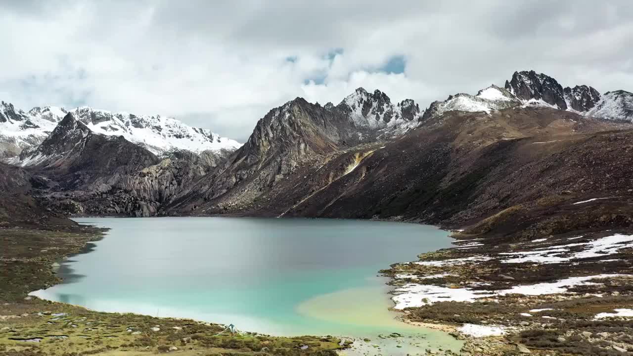 航拍川西线姊妹湖 雪山湖泊视频素材