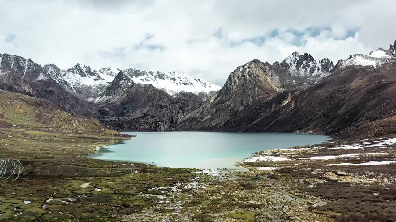 航拍川西线姊妹湖 雪山湖泊视频素材