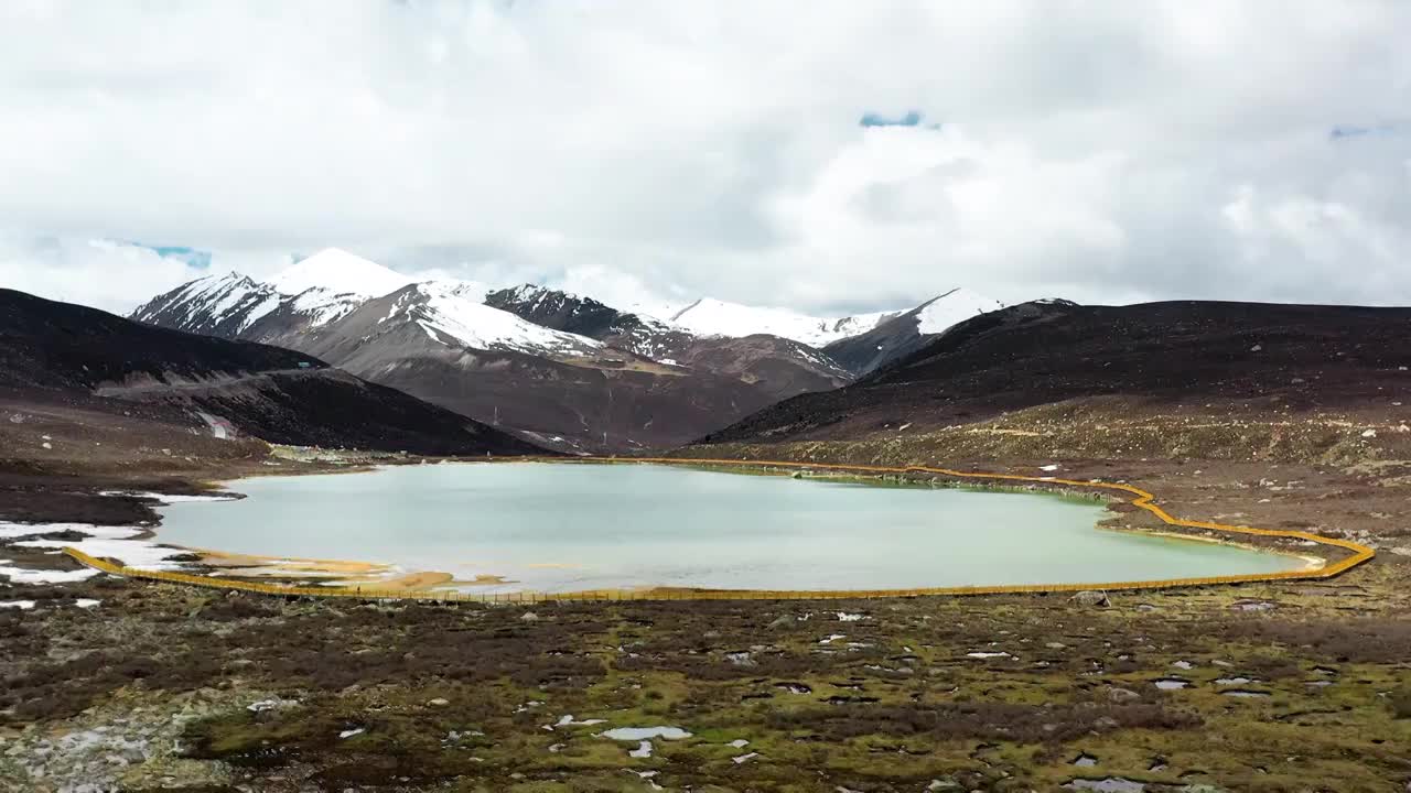 航拍川西线姊妹湖 雪山湖泊视频素材