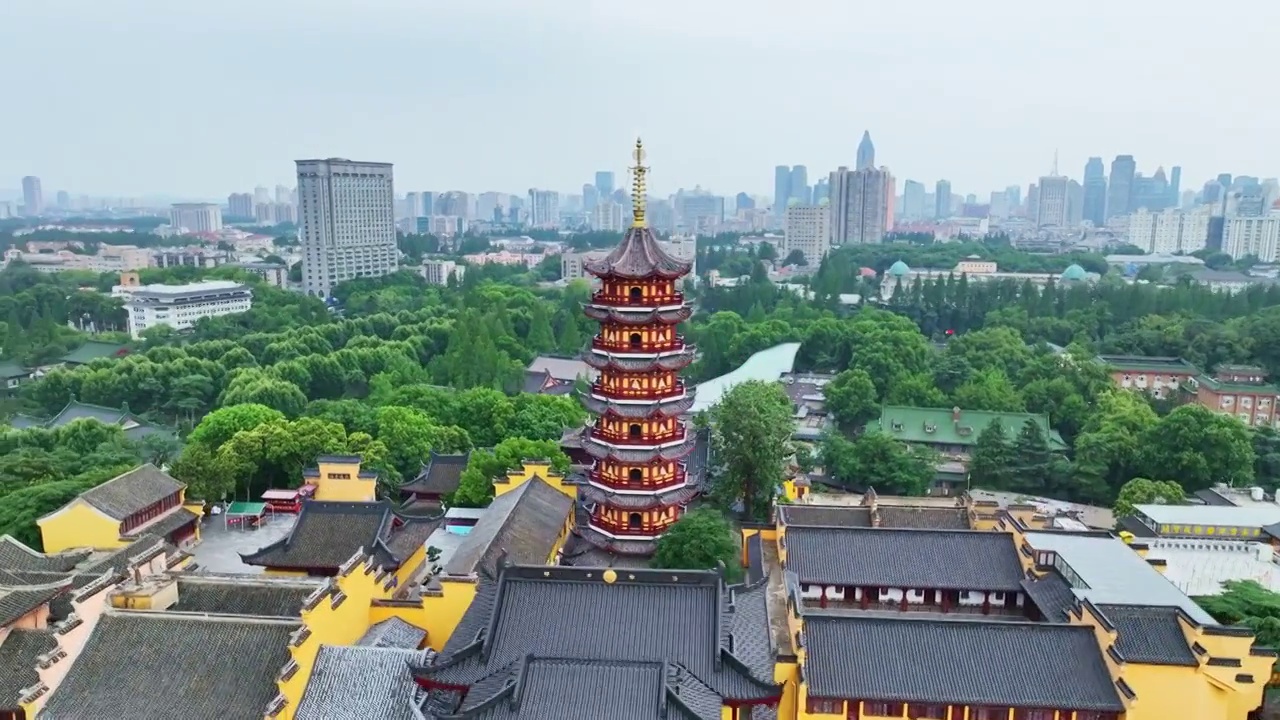 南京鸡鸣寺紫峰大厦日落航拍视频素材