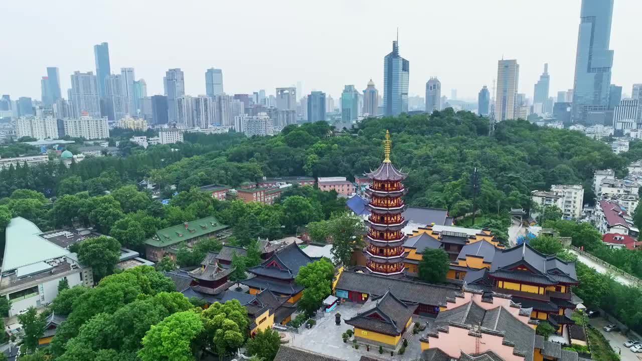 南京鸡鸣寺紫峰大厦日落航拍视频素材