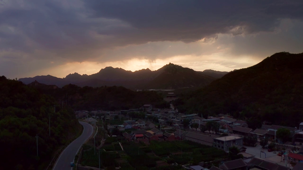 航拍古北口镇夕阳下落运镜视频素材