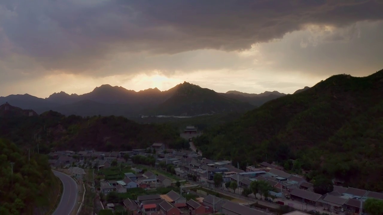 航拍古北口镇夕阳雨穿越城门长城视频素材