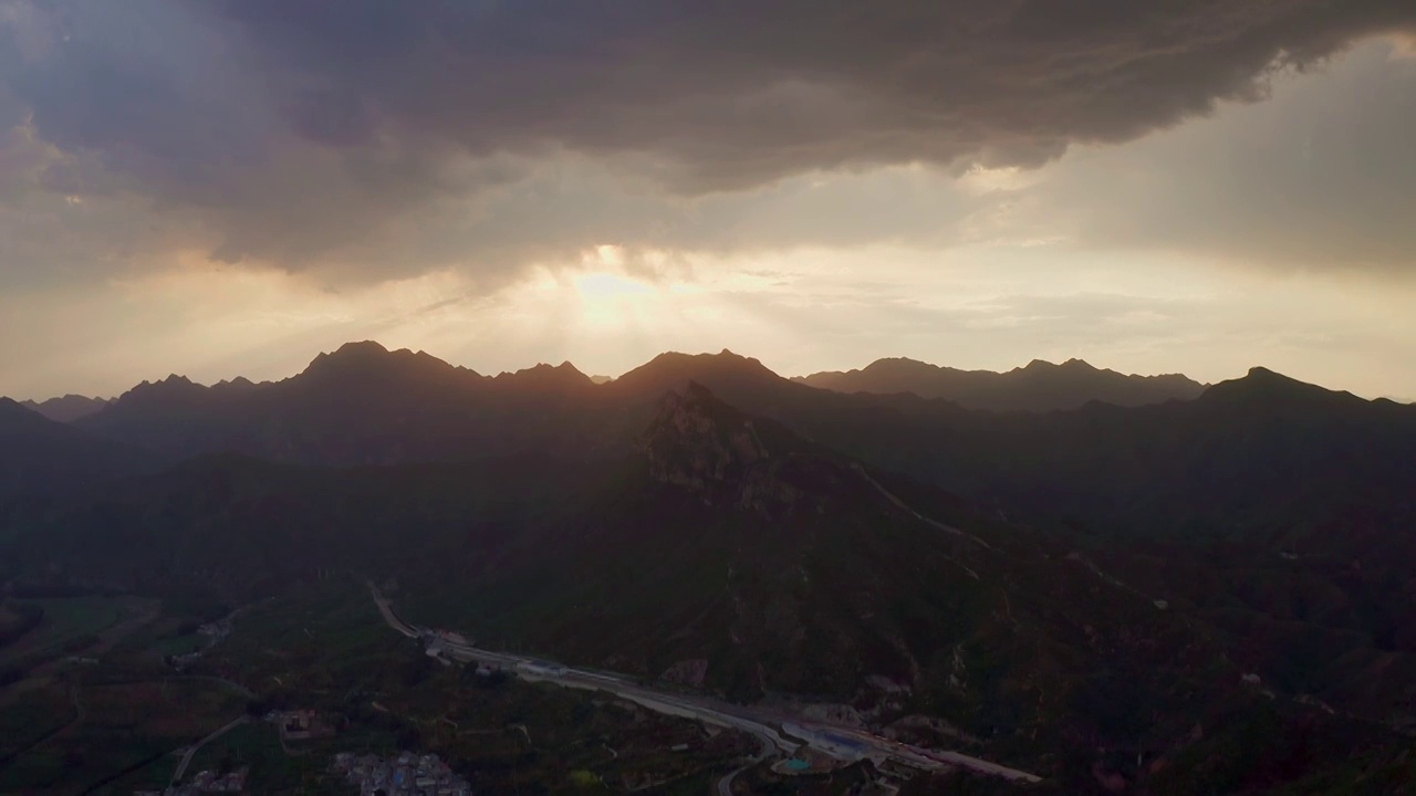 航拍古北口镇夕阳雨云长城全景视频素材