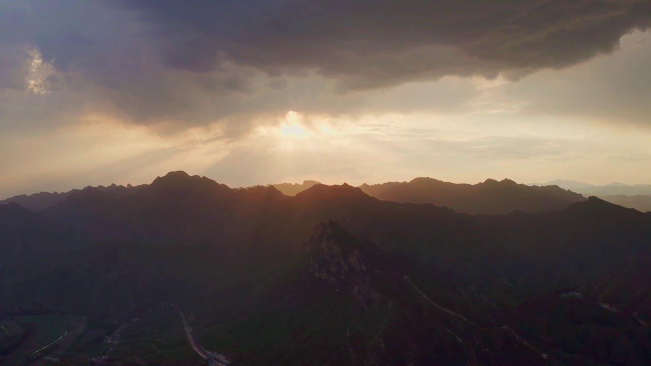 航拍古北口镇夕阳雨云长城近景视频素材