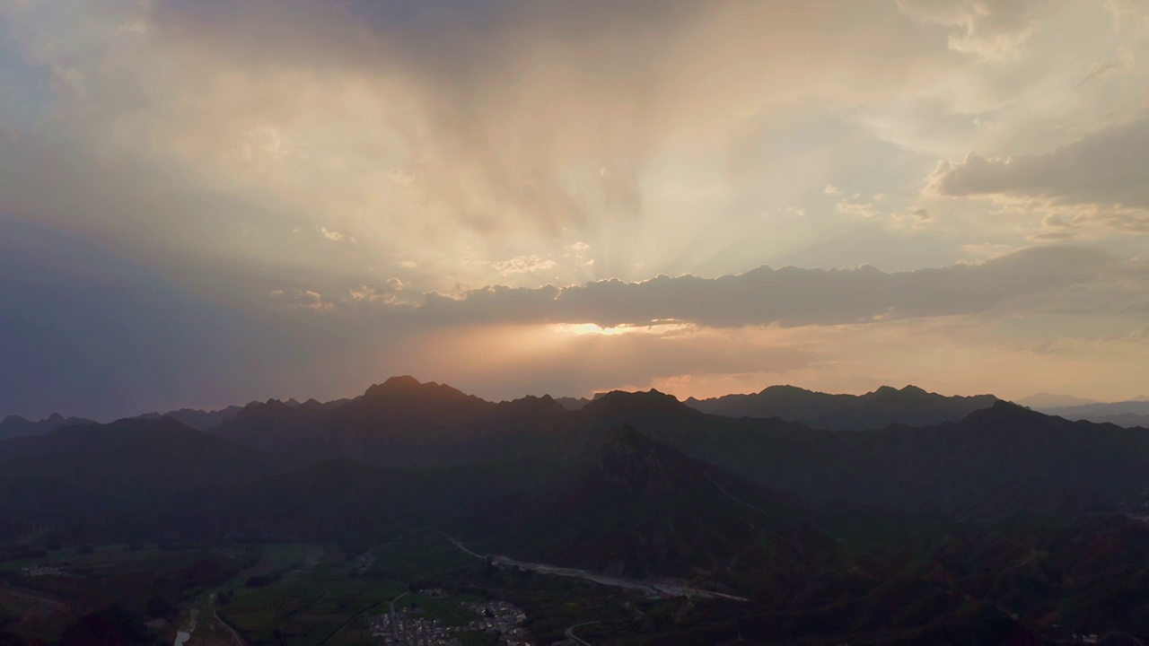 航拍古北口镇夕阳雨云长城山脉视频素材