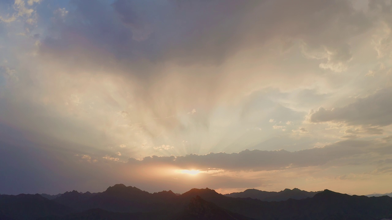 航拍古北口镇夕阳雨云长城山脉霞光视频素材