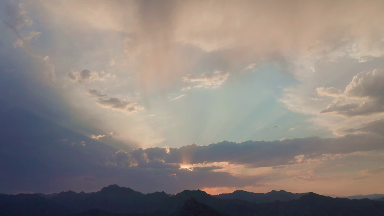 航拍古北口镇夕阳雨云长城山脉霞光天空视频素材