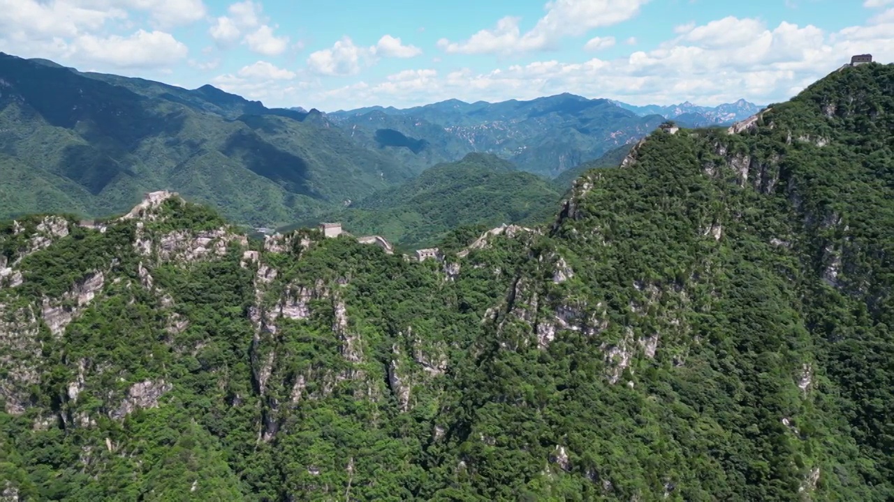 夏天晴天高温多云天气下山顶的箭扣长城视频素材