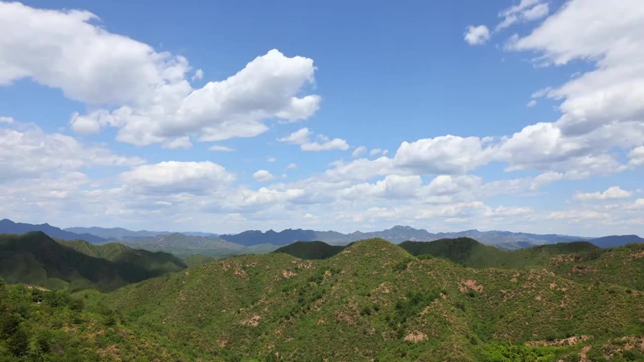 夏天多云天气山区里的云延时视频素材