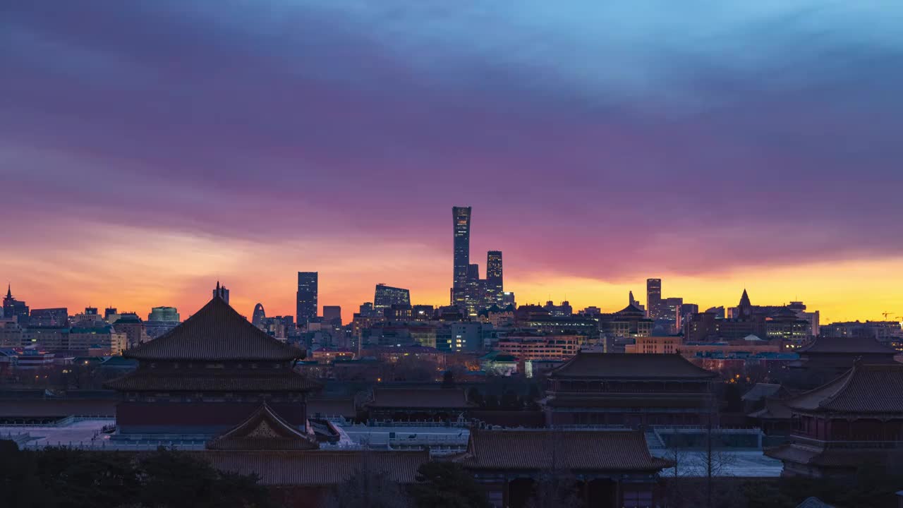 日出时刻朝霞中的北京故宫和国贸CBD城市风光延时视频素材