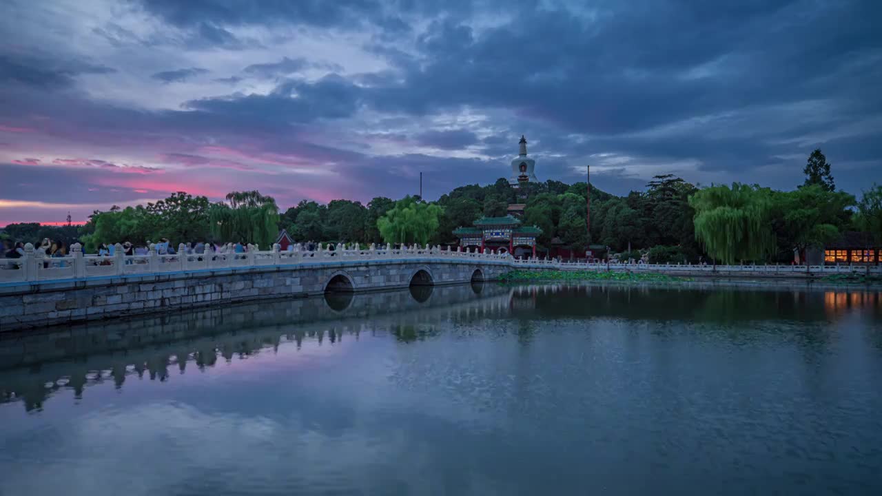 北海公园晚霞亮灯延时视频素材