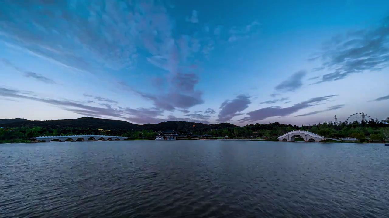 晋城龙马湖白马寺森林公园晚霞日转夜延时视频下载