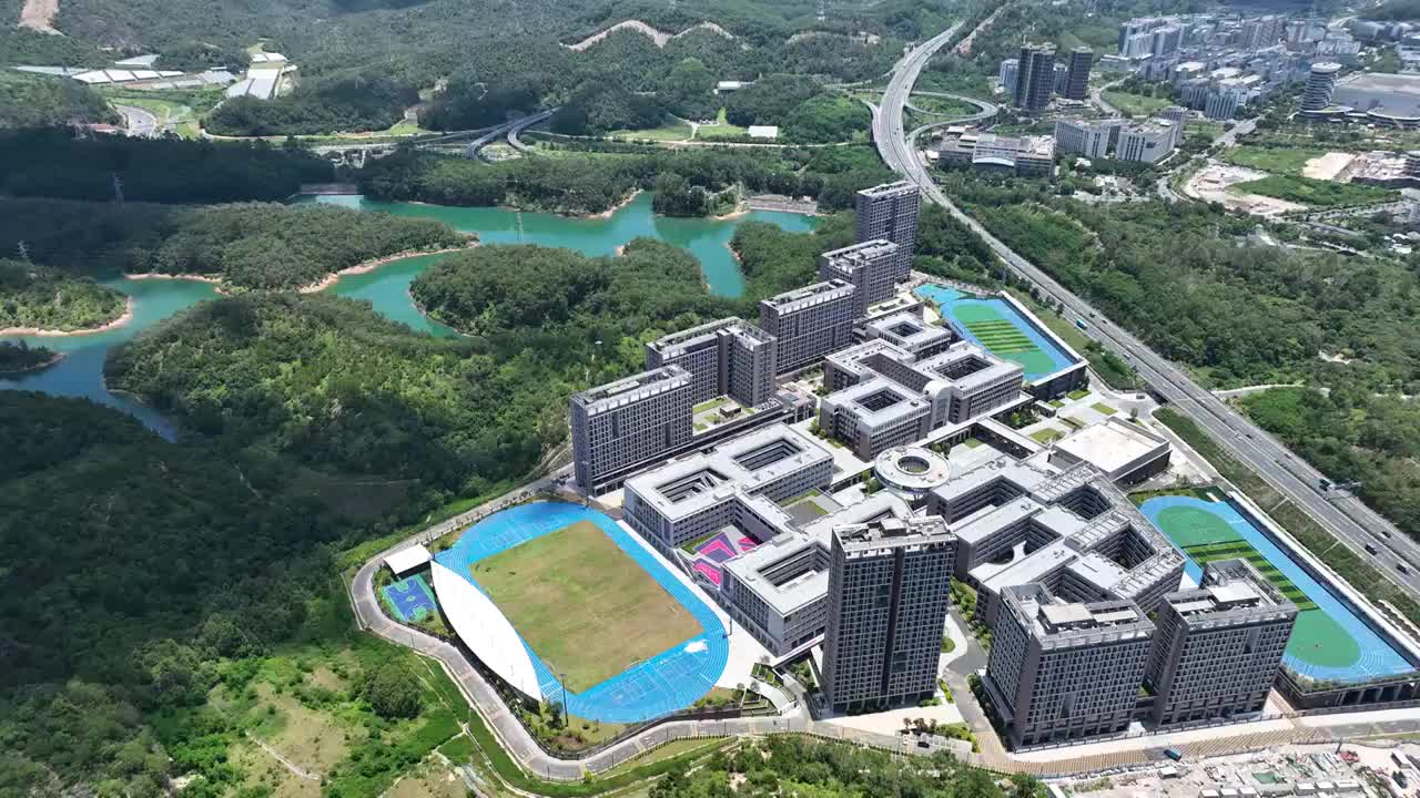 广东省深圳市龙岗区黄竹坑水库深圳市高级中学高中园航拍视频素材