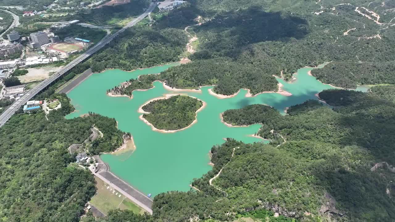 广东省深圳市龙岗区黄竹坑水库深圳市高级中学高中园航拍视频素材