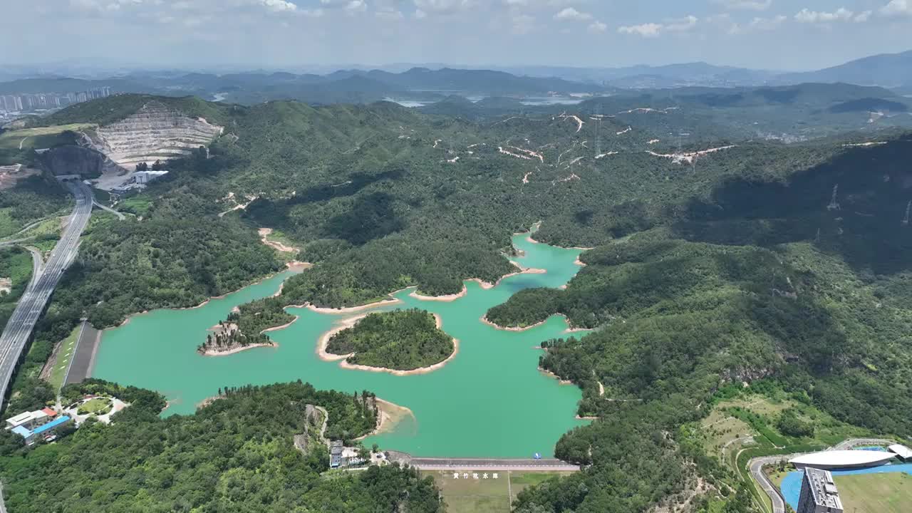 广东省深圳市龙岗区黄竹坑水库深圳市高级中学高中园航拍视频素材