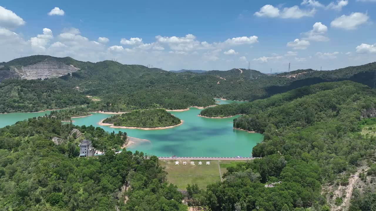 广东省深圳市龙岗区黄竹坑水库深圳市高级中学高中园航拍视频素材