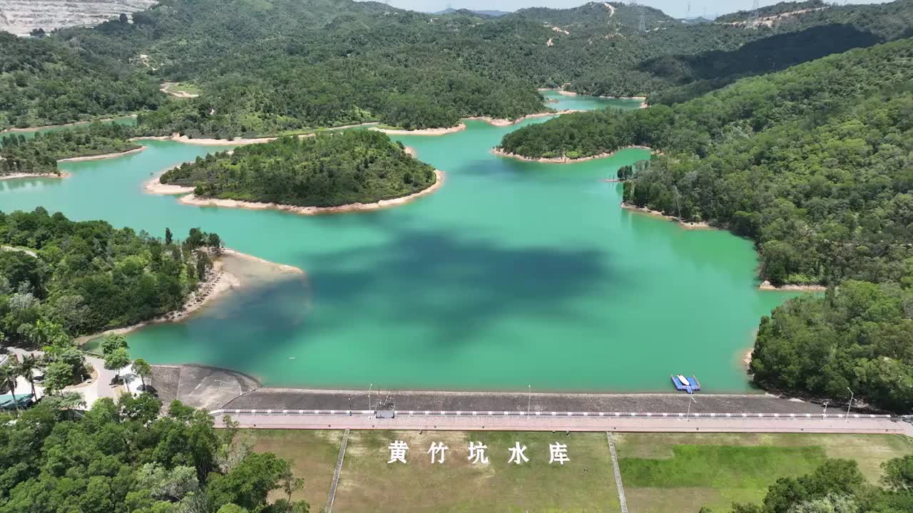 广东省深圳市龙岗区黄竹坑水库深圳市高级中学高中园航拍视频素材