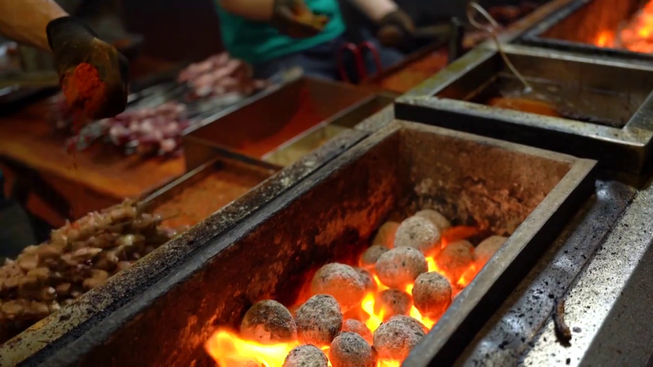 美食 烧烤 烤羊肉串 碳火烤串 美味 夜市 夜宵视频素材