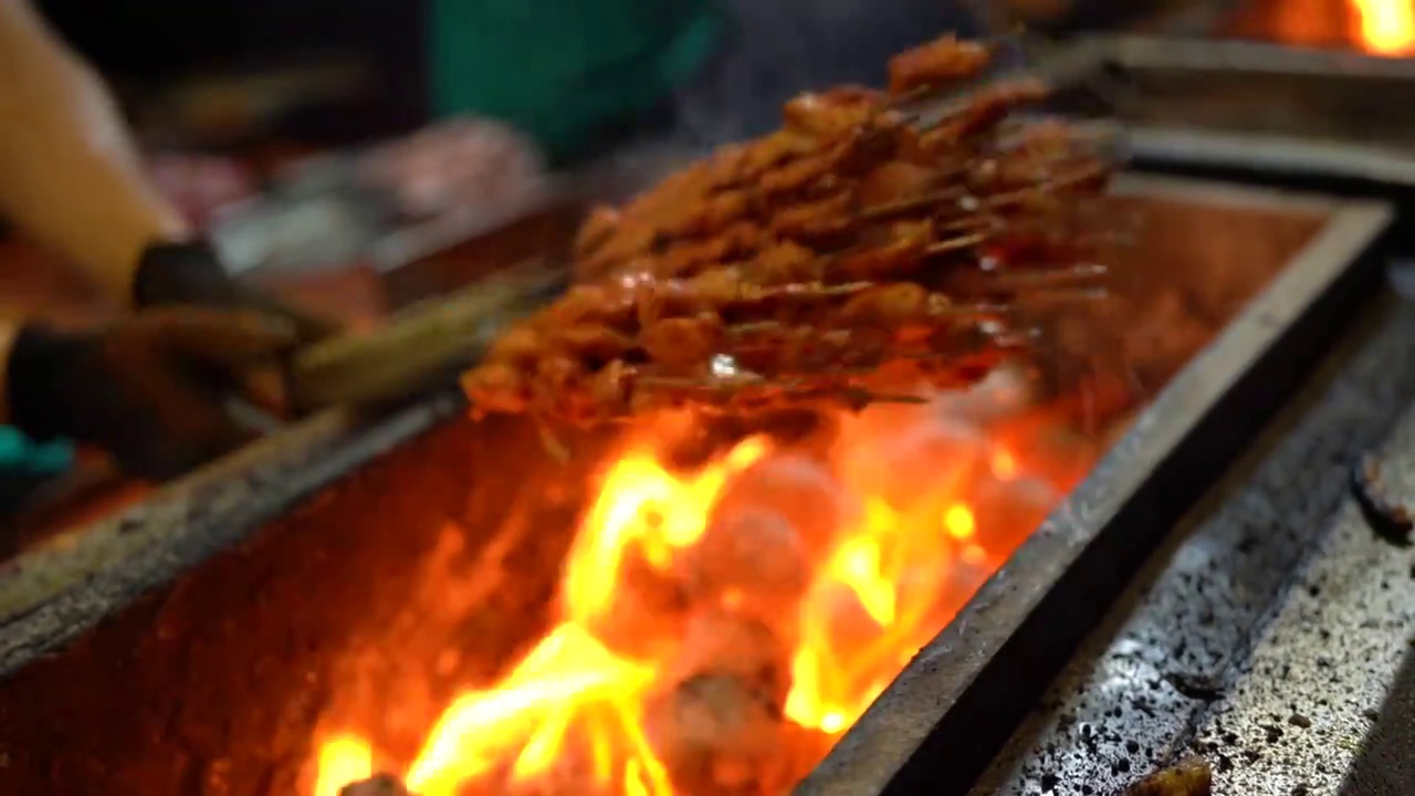 美食 烧烤 烤羊肉串 碳火烤串 美味 夜市 夜宵视频素材