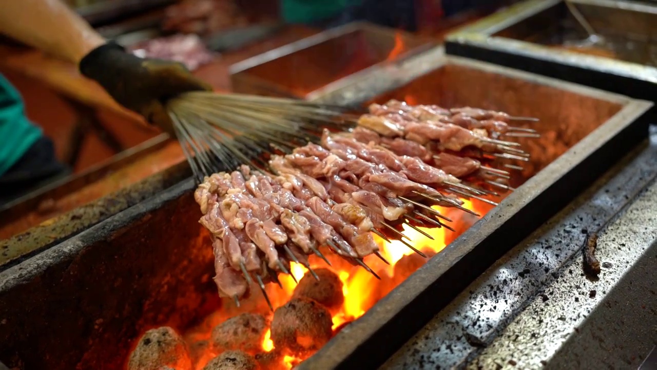 美食 烧烤 烤羊肉串 碳火烤串 美味 夜市 夜宵视频素材