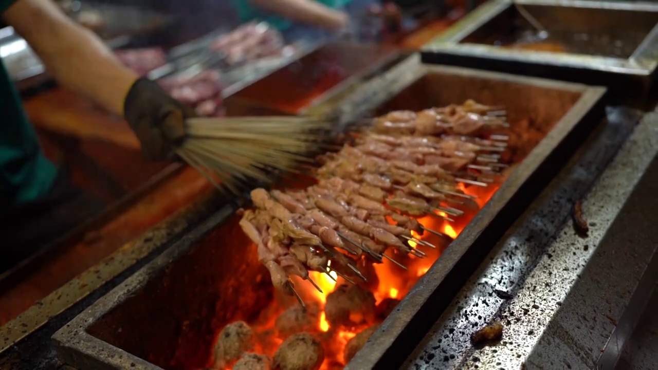 美食 烧烤 烤羊肉串 碳火烤串 美味 夜市 夜宵视频素材