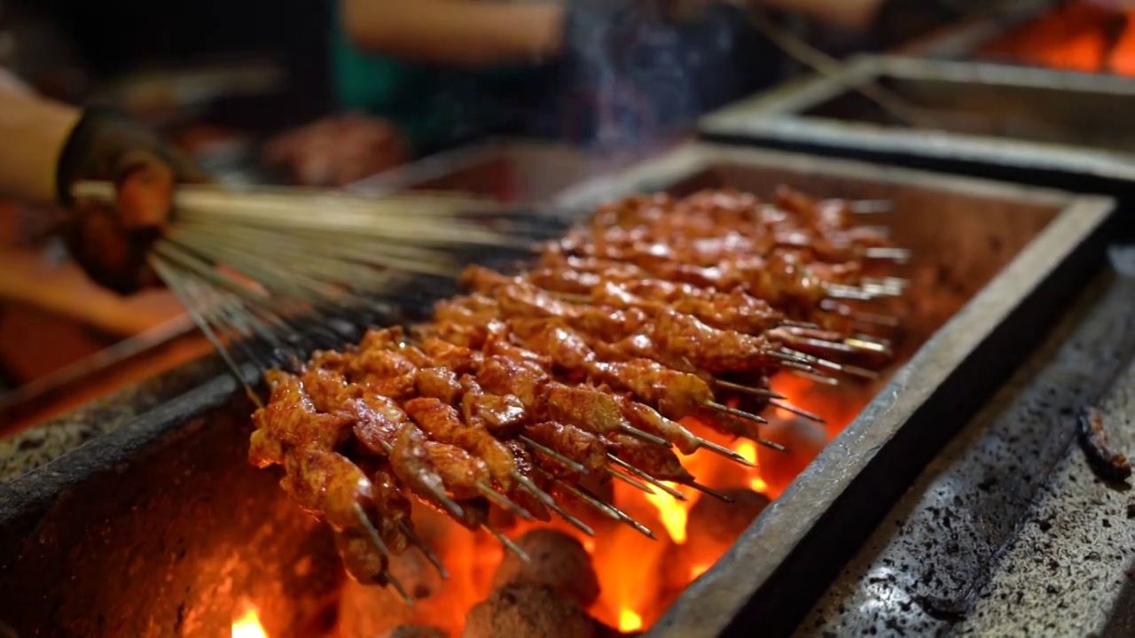 美食 烧烤 烤羊肉串 碳火烤串 美味 夜市 夜宵视频素材