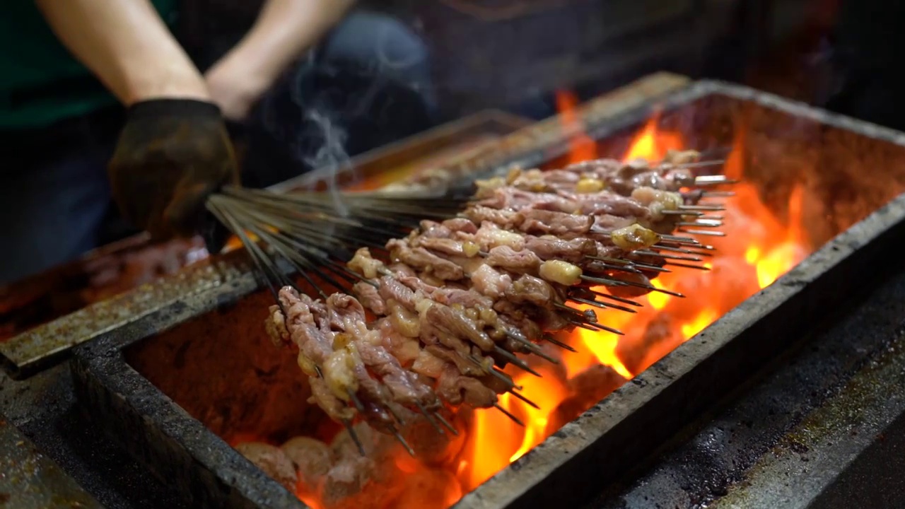 美食 烧烤 烤羊肉串 碳火烤串 美味 夜市 夜宵视频素材