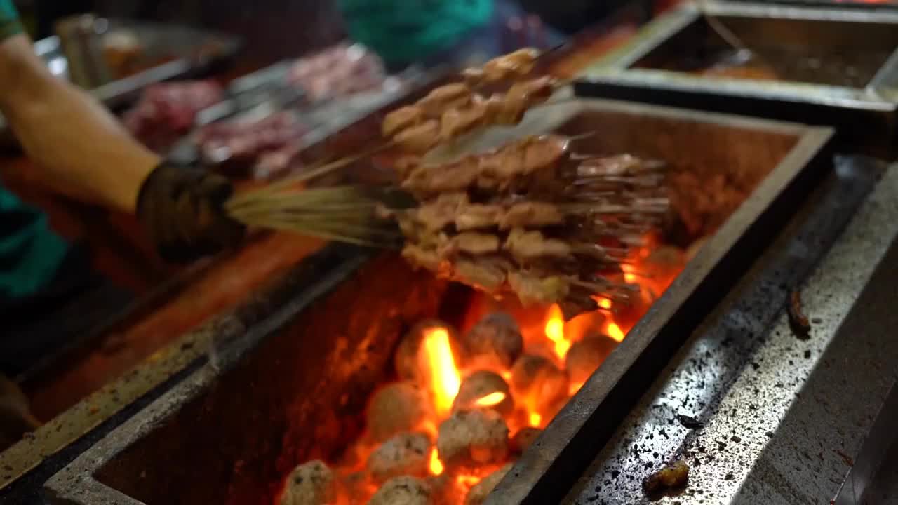 美食 烧烤 烤羊肉串 碳火烤串 美味 夜市 夜宵视频素材