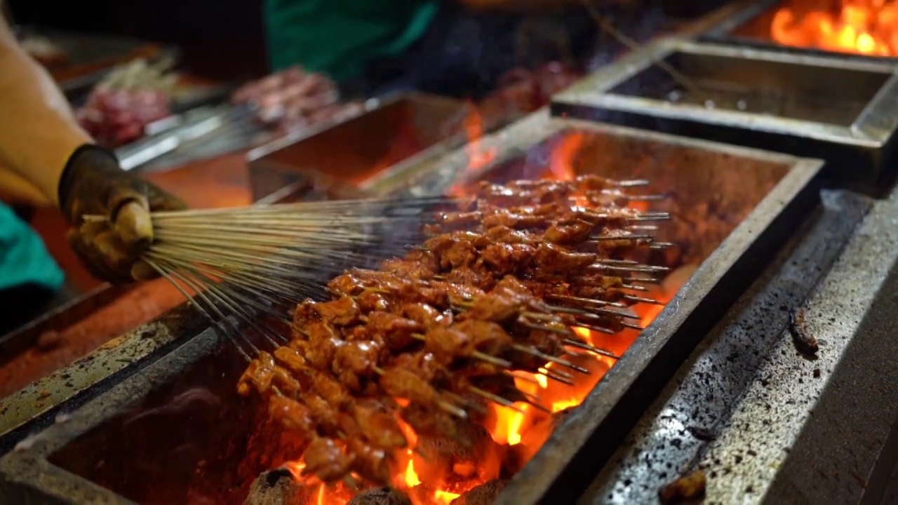 美食 烧烤 烤羊肉串 碳火烤串 美味 夜市 夜宵视频素材