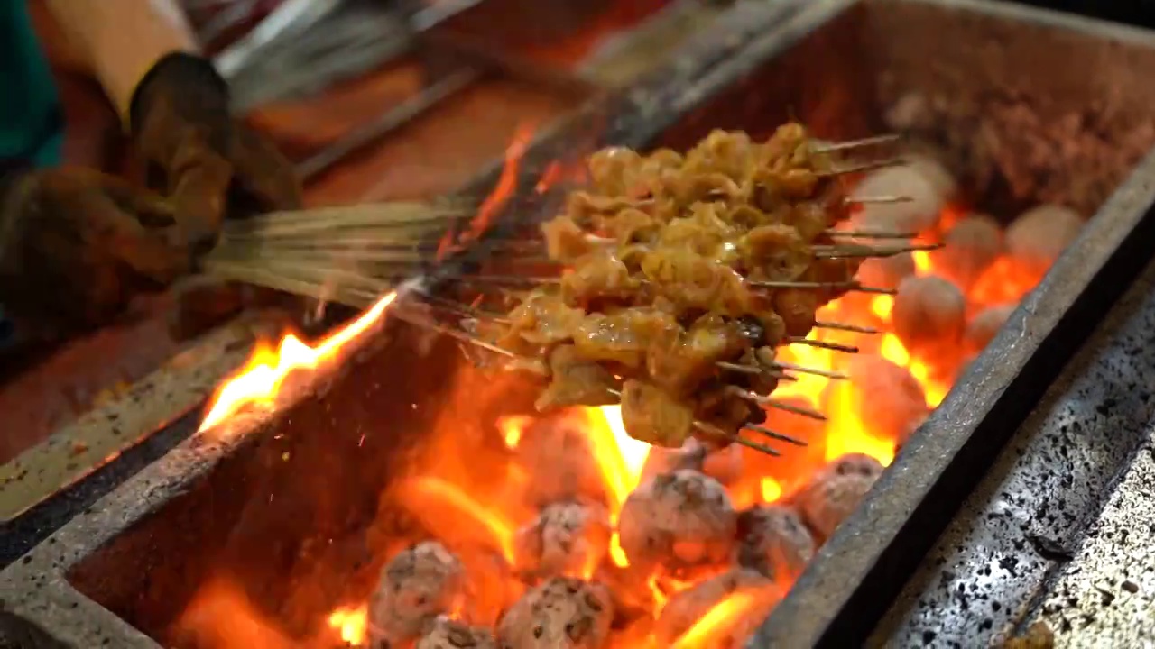 美食 烧烤 烤羊肉串 碳火烤串 美味 夜市 夜宵视频素材