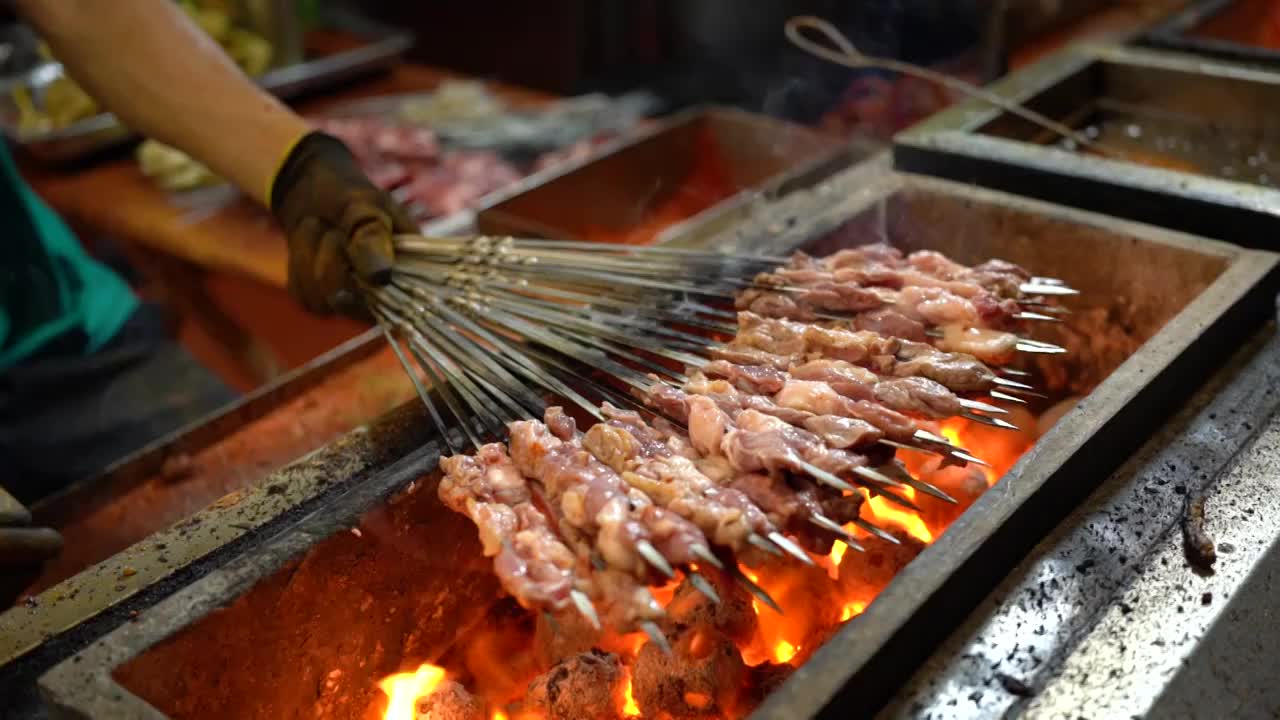 美食 烧烤 烤羊肉串 碳火烤串 美味 夜市 夜宵视频素材