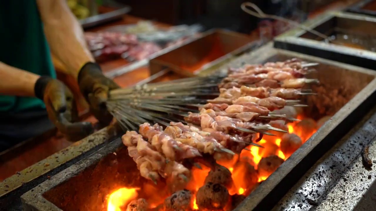 美食 烧烤 烤羊肉串 碳火烤串 美味 夜市 夜宵视频素材