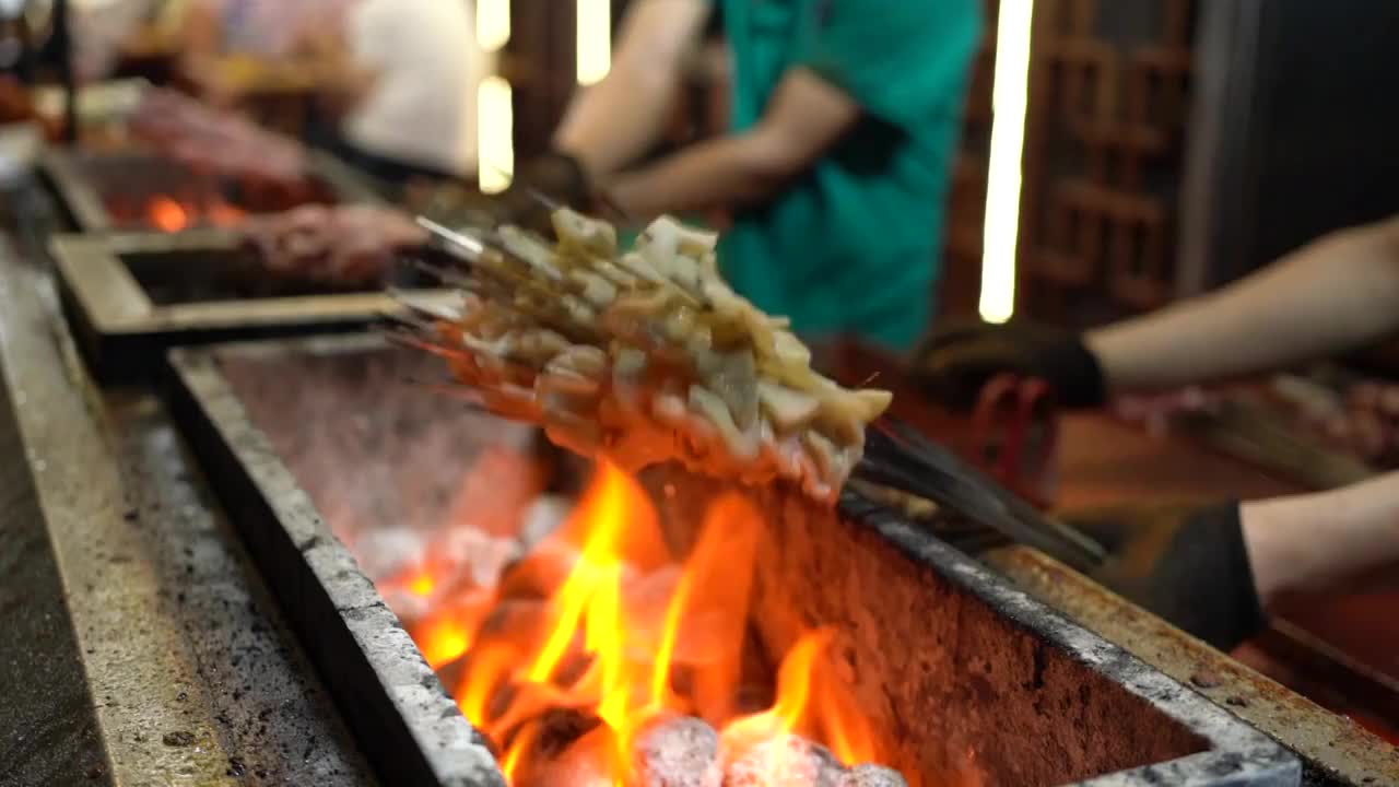 美食 烧烤 烤羊肉串 碳火烤串 美味 夜市 夜宵 烤毛肚视频素材