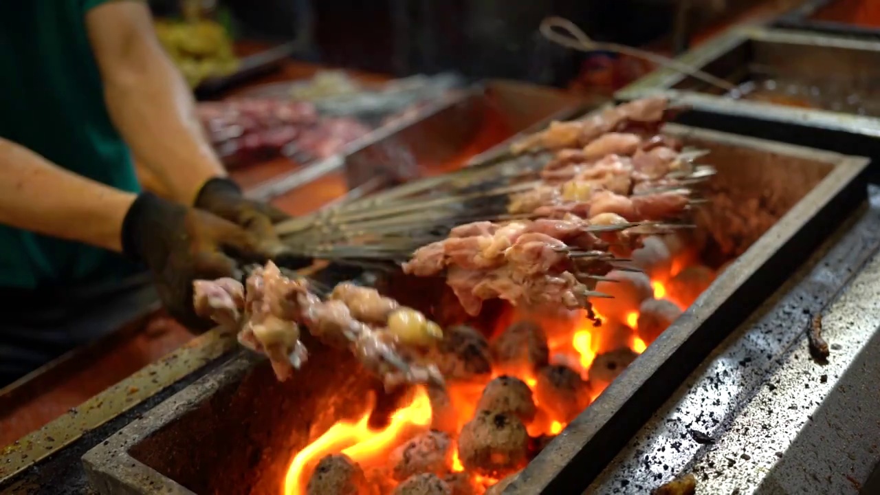 美食 烧烤 烤羊肉串 碳火烤串 美味 夜市 夜宵视频素材