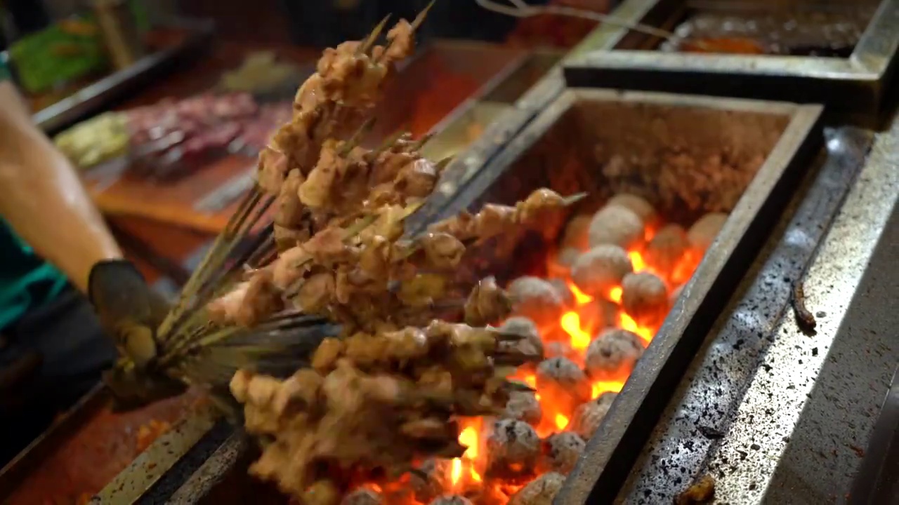 美食 烧烤 烤羊肉串 碳火烤串 美味 夜市 夜宵视频素材