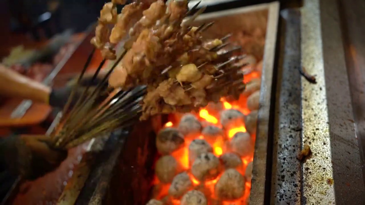 美食 烧烤 烤羊肉串 碳火烤串 美味 夜市 夜宵视频素材