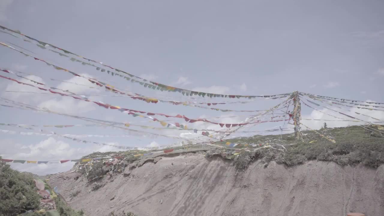 藏区318国道业拉山飘动的经幡视频素材