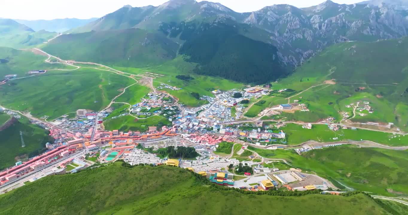 航拍夏季清晨的甘南川西郎木寺大全景视频素材