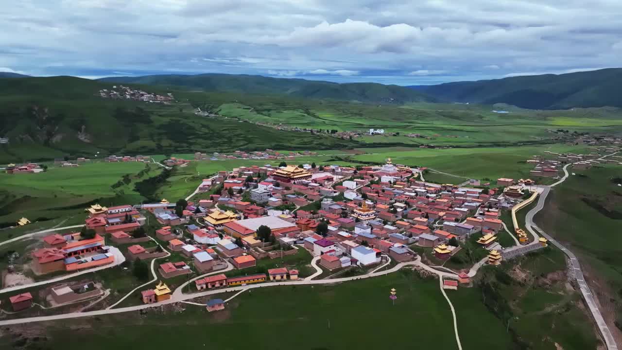 航拍四川阿坝县寺庙建筑郎依寺视频素材