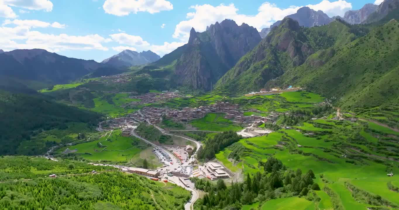 航拍夏季甘肃甘南州迭部县扎尕那景区自然风光视频素材