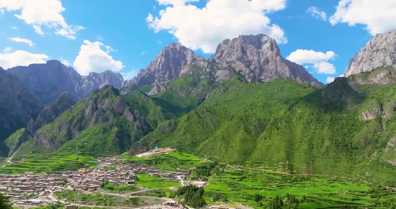 航拍夏季甘肃甘南州迭部县扎尕那风光视频素材