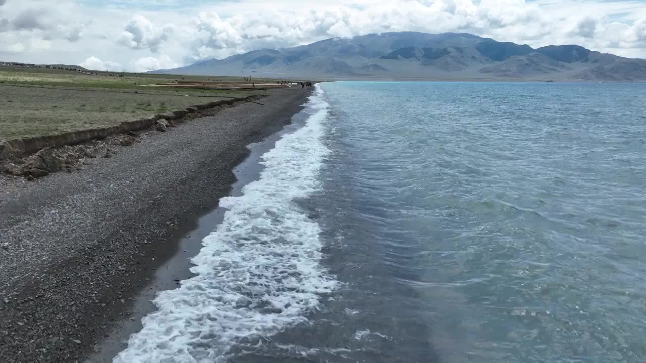 赛里木湖浪花视频素材